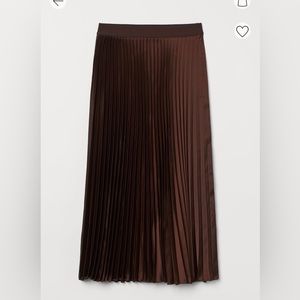 H & M pleated dark brown skirt